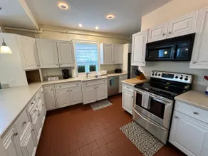 Very Cool 2 bed/ 1 bath Apartment Downtown Npt. - Image 5