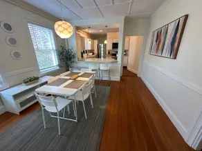 Very Cool 2 bed/ 1 bath Apartment Downtown Npt. - Image 4