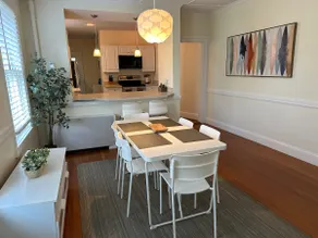 Very Cool 2 bed/ 1 bath Apartment Downtown Npt. - Image 3