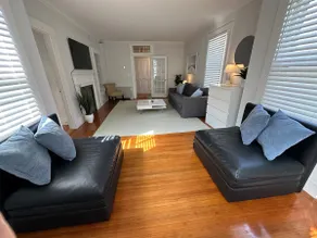 Very Cool 2 bed/ 1 bath Apartment Downtown Npt. - Image 2