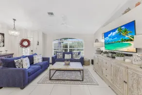Quiet inland home with pool, two queen beds and grill - Image 3