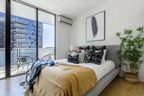 Bohemian marina-view NewQuay promenade apartment - Image 4