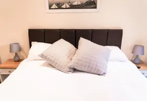 Super King Bed-Apartment-Private Bathroom - Image 3