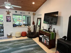 Cozy Aloha Ohia Hale with Hot Tub - Image 4