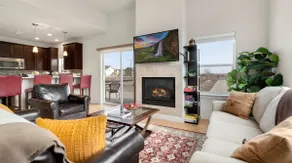 Modern Townhome Steps from the Brewery District! - Image 4