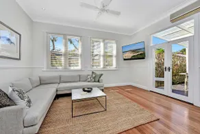 Tosca Elegant Merewether Beach House with Pool - Image 5