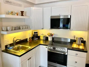 Chic Downtown Studio, Perfect for College Weekends - Image 4
