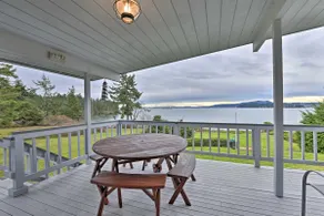 Bayfront Home - Take Ferry to the San Juan Islands - Image 3