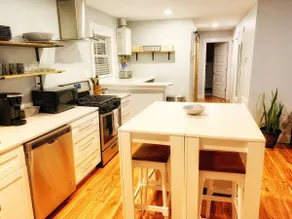 Cozy Blue Bungalow Walk Downtown! Free parking! - Image 5