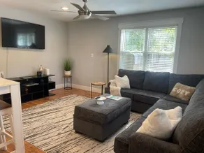 Cozy Blue Bungalow Walk Downtown! Free parking! - Image 2