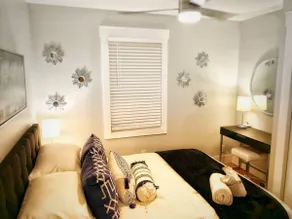 Cozy Blue Bungalow Walk Downtown! Free parking! - Image 4