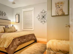 Cozy Blue Bungalow Walk Downtown! Free parking! - Image 3