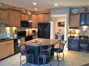Riverfront condo with balcony, king bed (STR#267) - Image 3