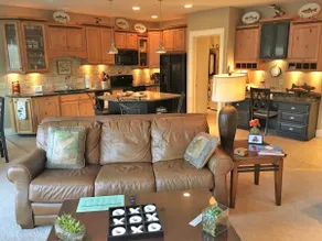 Riverfront condo with balcony, king bed (STR#267) - Image 4