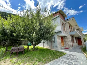 Scenic 4BHK Garden Apartment (Pet Friendly) - Image 3