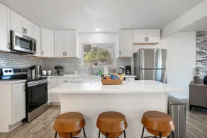 🏡Stylish Modern Home 4BR / 2BA🏡W / gratuit 🚘Parking🚘 - Image 2