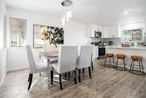 🏡Stylish Modern Home 4BR / 2BA🏡W / gratuit 🚘Parking🚘 - Image 4