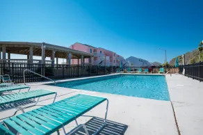 Familievenlig oceanfront condo med fantastiske faciliteter, pool og adgang til stranden, udendørs gazebos og rekreative center med gym indendørs pool / jacuzzi og lounge områder. - Image 5