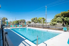 Condo familial en bord de mer avec installations incroyables, accès à la piscine et à la plage, kiosques de jardin et centre de loisirs avec gymnase, piscine / jacuzzi et salons - Image 3