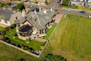 Stunning Central Villa by Golf Course & Beach - Image 2