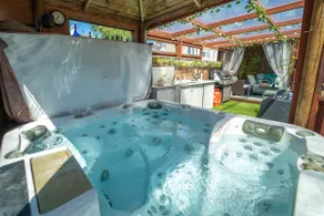 Stunning Central Villa by Golf Course & Beach - Image 5