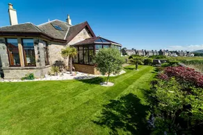 Stunning Central Villa by Golf Course & Beach - Image 4