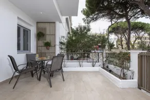 Spacious & Luxe 3 BR Downtown - Image 2