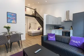 Modern and Spacious Duplex in Manchester City Centre - Image 2