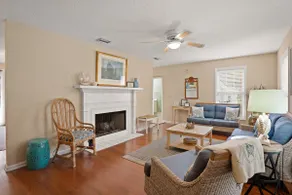 Close to the Village with an easy walk to restaurants, shops and Pier - Image 5