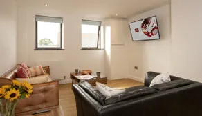 Bright 2 Bed Flat in the heart of Old Town Swindon - Image 4