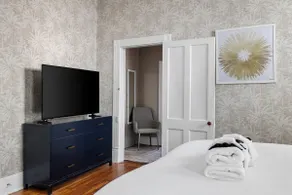 Chic Historic Victorian Duplex 2 Blocks To King - Image 3
