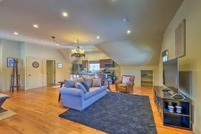 Luxe 'Green Barn' Near Skiing w/ Mt Equinox Views! - Image 4