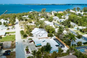Summer Special! !Only 4 miles to AMI! Huge Pool! NEW Hot Tub! - Image 2