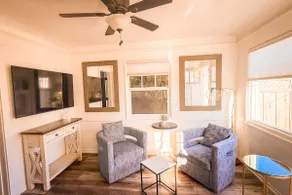 Charming Courtyard Cottage - Image 2