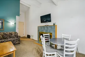 1 bedroom Queen Suite w/outdoor heated pool 209 - Image 5