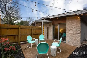 Retro Chic - Old Austin Charm W/ Updated Features! - Image 4