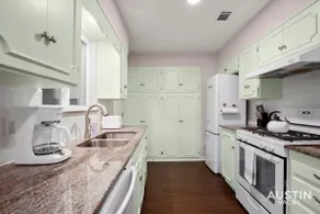 Retro Chic - Old Austin Charm W/ Updated Features! - Image 2
