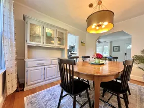 Cottage with Yard, Mins to Duke - Image 4