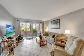 NOUVEAU! 2BR Venice Condo w / Pool, à 15 minutes des plages! Vues du parcours de golf! - Image 4