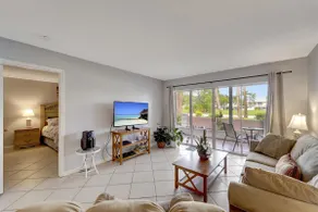 NOUVEAU! 2BR Venice Condo w / Pool, à 15 minutes des plages! Vues du parcours de golf! - Image 2