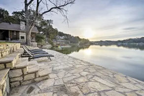 Bright n’ Breezy Waterfront Lake Granbury Getaway! - Image 2