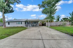 Luxury Bathroom Home with Game Room 25 Mins to PCB - Image 4
