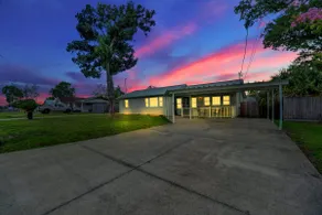 Luxury Bathroom Home with Game Room 25 Mins to PCB - Image 5