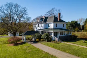 Charming Heritage Suite w/ Cozy Sunroom & Deck - Image 2