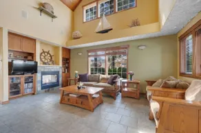 3BR Retreat 8 Blocks to Beach Jacuzzi Tub - Image 4