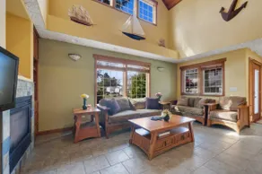 3BR Retreat 8 Blocks to Beach Jacuzzi Tub - Image 5