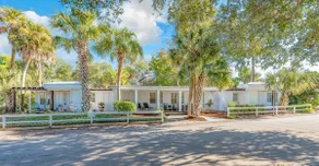 Charming 1950s Beach Cottage Apt B - Image 3