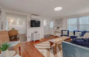 Charming 1950s Beach Cottage Apt B - Image 2