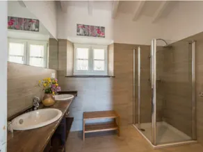 Three-bedroom cabin - Image 2