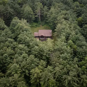 Modern Hocking Hills Log Home w/ Hot Tub & Firepit - Image 3